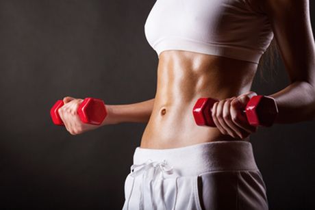 Workout für straffe Oberarme und einen flachen Bauch