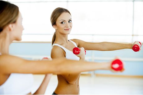 Workout für straffe Oberarme und einen flachen Bauch