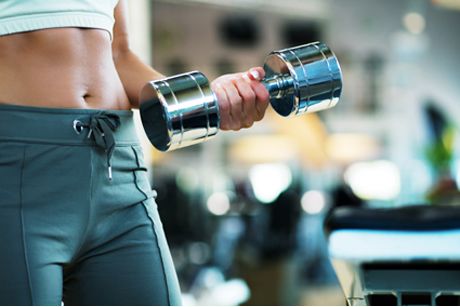 Trainingsplan für straffe Oberarme und einen flachen Bauch mit einfachen Hilfsmitteln