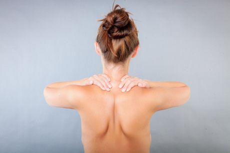 Nacken und Rückenverspannungen mit einfachen Hilfsmitteln und Übungen beseitigen