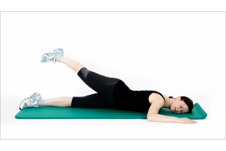 Scherenstretch in Bauchlage