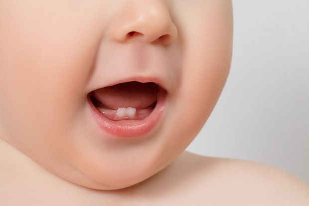 Baby bekommt Zähne Baby bekommt Zähne