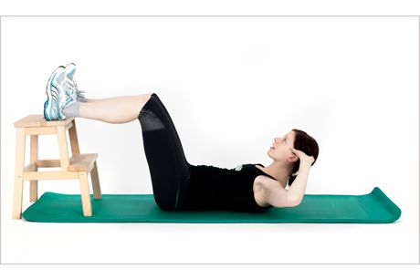 Crunch mit abgesetzten, erhöhten Beinen