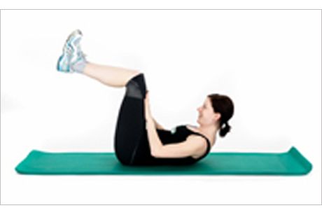 Crunch mit gehobenen Beinen