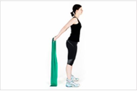 Brust-Schulterstretch beidseitig mit Theraband im Stand