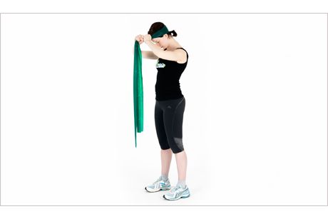 Nackenstretch mit Theraband im Stehen