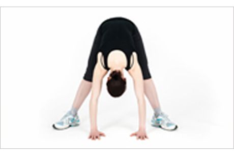 Beininnenseiten- und Rückendehnung im Stehen