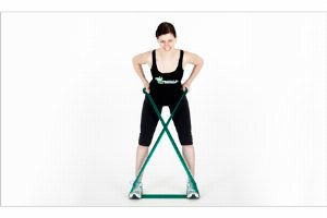 Rudern mit Theraband im Stand