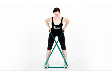 Rudern mit Theraband im Stand