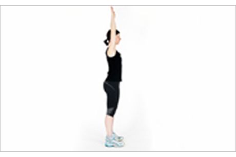 Crunch im Stand mit einseitiger Beinhebung