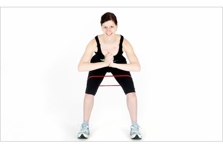 Squat-Jumps mit Rubberband um die Oberschenkel