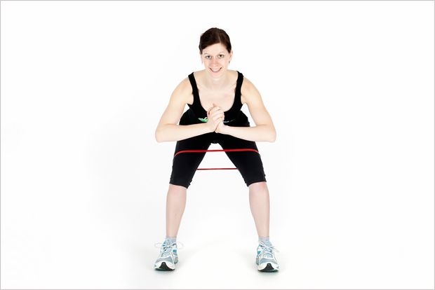 Übung Squat-Jumps mit Rubberband um die Oberschenkel
