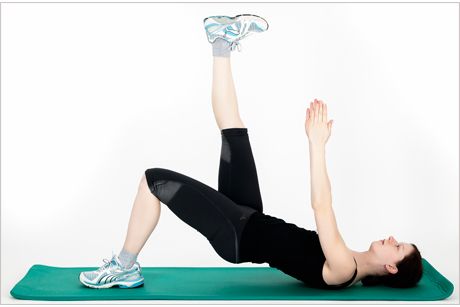 Beckenlift mit einem Bein und gehobenen Armen