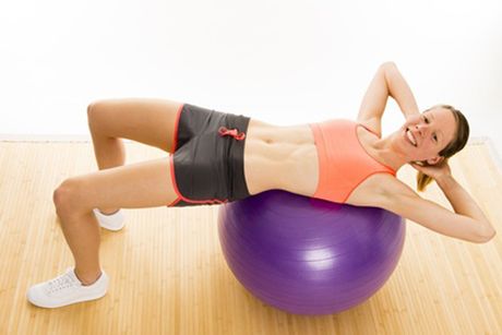 Trainingsplan für mehr Beweglichkeit: Übungen mit dem Physioball