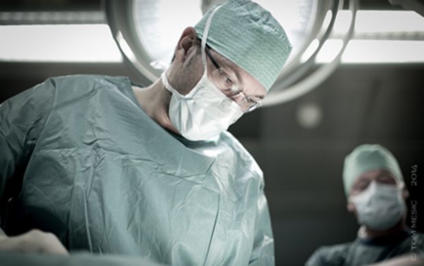 Doz. Dr. Huemer während einer Operation Doz. Dr. Huemer während einer Operation
