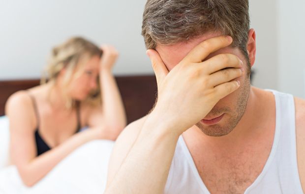 Mann leidet unter einer erektilen Dysfunktion