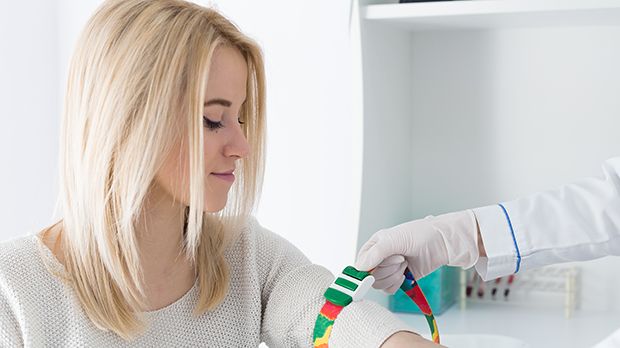 Ermittelt wird die Anzahl der Thrombozyten durch das kleine Blutbild.