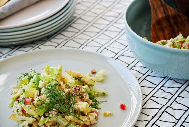 Ernährung bei Sodbrennen: Selleriesalat mit Dille und Granatapfel