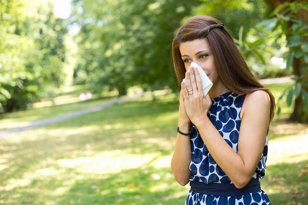 kranke Frau im Sommer kranke Frau im Sommer