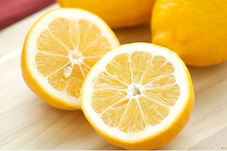 Gründe, warum man eine aufgeschnittene Zitrone ins Schlafzimmer stellen sollte