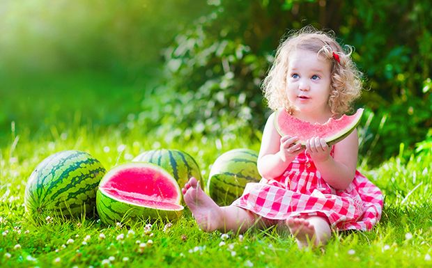 Kind isst Wassermelone