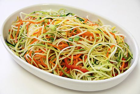 Gemüsenudeln mit grünem Pesto