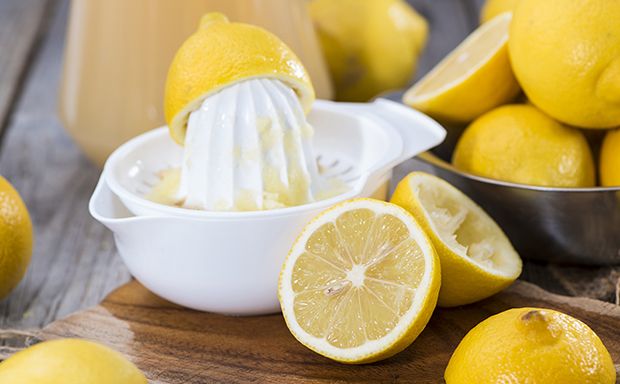 frisch ausgepresste Zitronen für Zitronenwasser
