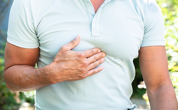 Sodbrennen, Luftnot und ein Engegefühl am Brustbein können Symptome einer Refluxösophagitis sein.