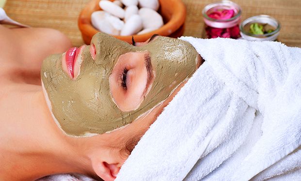 Eine Gesichtsmaske mit Heilerde reinigt und pflegt.