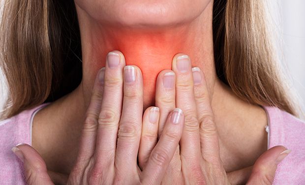 Bei einer Thyreoiditis ist das kleine, schmetterlingsförmige Organ im Hals entzündet.