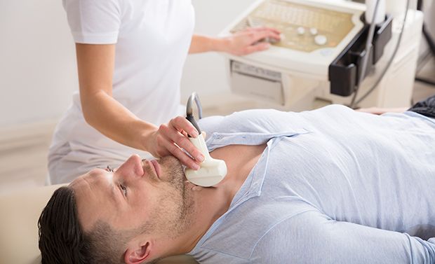Mittels Ultraschalluntersuchung kann der Arzt eine entzündete Schilddrüse erkennen. Mittels Ultraschalluntersuchung kann der Arzt eine entzündete Schilddrüse erkennen.