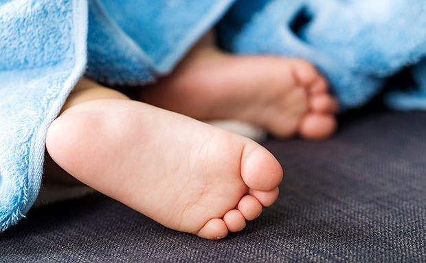 Ausschlag auf den Fußsohlen, Händen und im Gesicht kann auf die Hand-Mund-Fuß-Krankheit hinweisen.