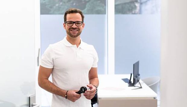 Dr. Johannes Bisschoff ist als Facharzt für Haut- und Geschlechtskrankheiten in Wien tätig.