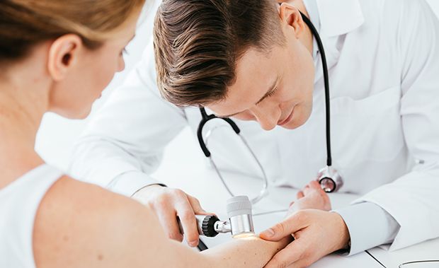 Empfohlen wird die jährliche Hautkrebsvorsorge beim Hautarzt. Empfohlen wird die jährliche Hautkrebsvorsorge beim Hautarzt.