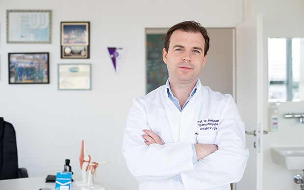 Assoc.-Prof. Priv.-Doz. Dr. Hofbauer ist Facharzt für Unfall- und Sportchirurgie.