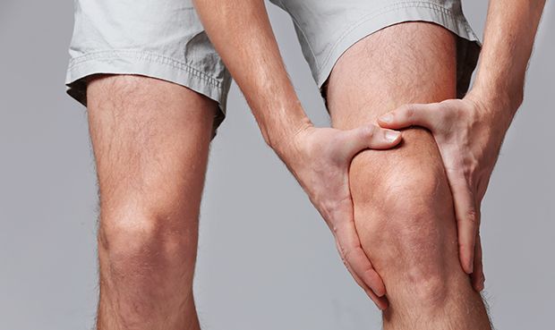 Die Ursachen für Schmerzen im Knie können vielfältig sein. Die Ursachen für Schmerzen im Knie können vielfältig sein.
