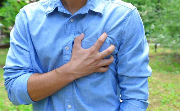 Druckgefühl in der Brust Symptom Herzinfarkt Druckgefühl in der Brust Symptom Herzinfarkt