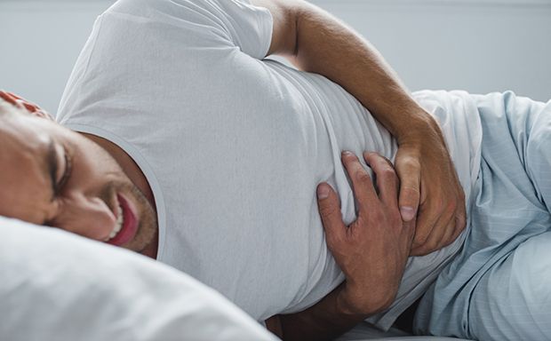 Starke Schmerzen können auf einen Darmverschluss hinweisen.