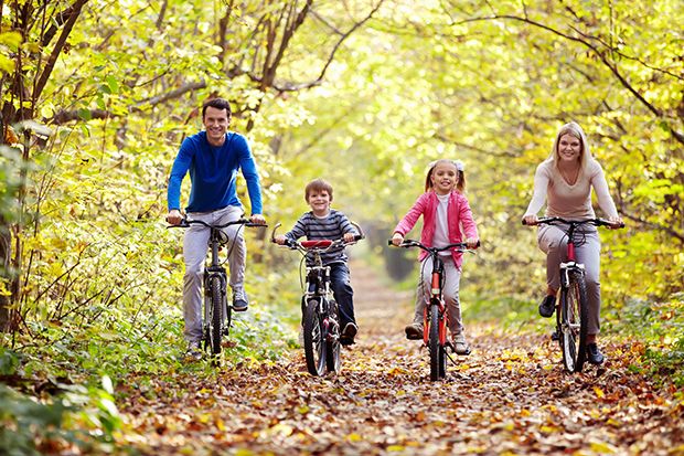 Gemeinsam als Familie Sport zu machen kann die Freude an Bewegung stärken