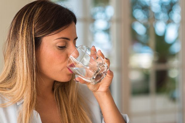 Es wird empfohlen einen halben Liter Wasser zu jeder Mahlzeit zu trinken