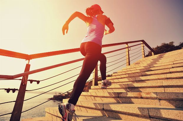 Sport ist während der Periode gut für den Körper. Dennoch sollte es nicht übertrieben werden.