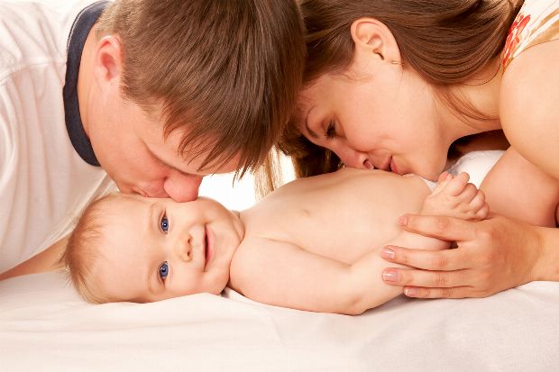 Eltern kuscheln mit ihrem Baby