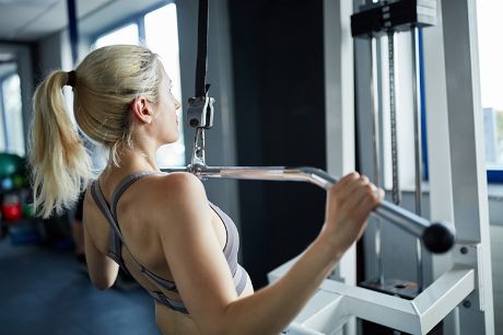 Gewichtsreduktion: Abnehmen durch Krafttraining?