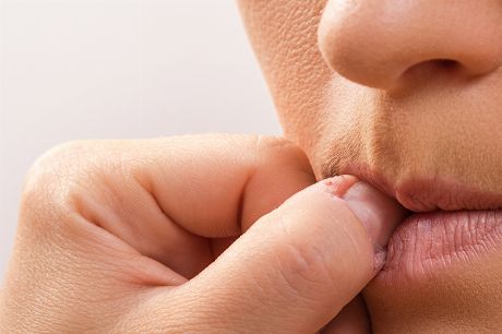 Kauen an Fingernägeln