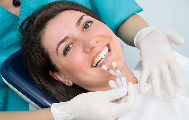 Veneers können eine Alternative zum Bleaching sein.