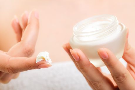 Richtige Pflege von Hals, Dekollete und Brust