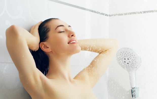 Frau mit trockener Haut unter der Dusche