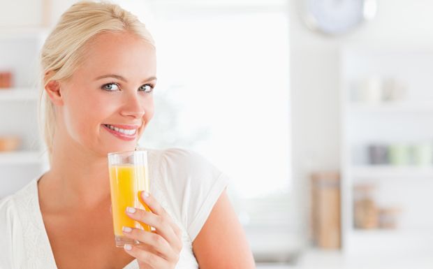 Frau mit Orangensaft