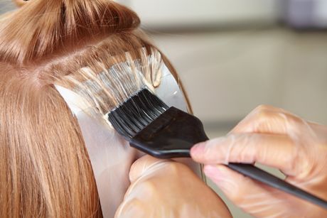 Nachgedunkelte Haaransätze