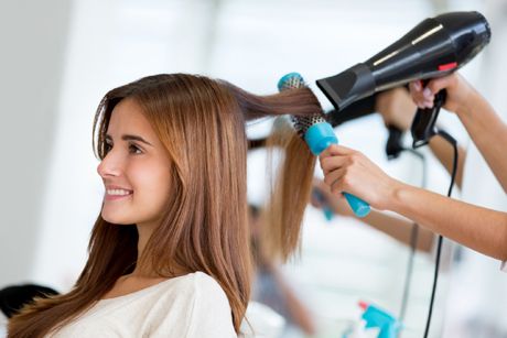 Richtig Haare föhnen für langen Halt